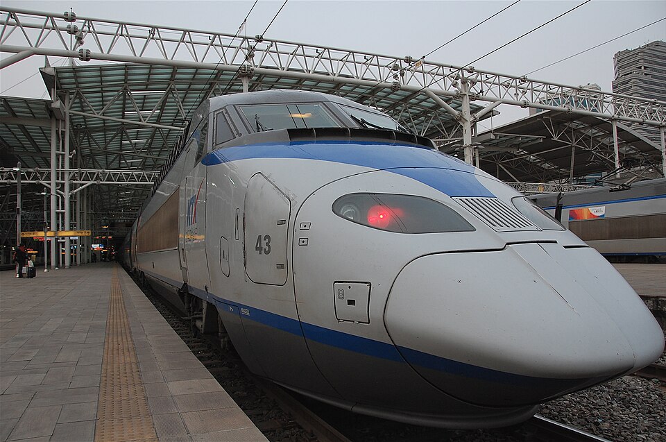 승강장에 정차한 KTX 열차