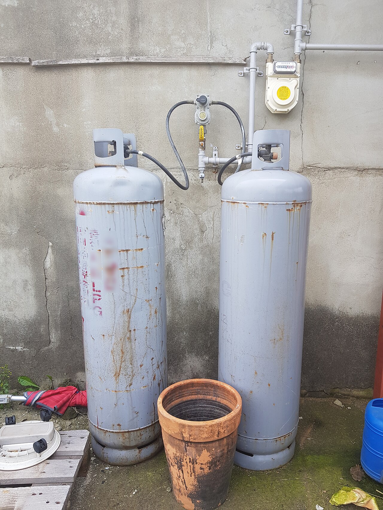 주택 외벽에 연결된 LPG 가스통 두 개